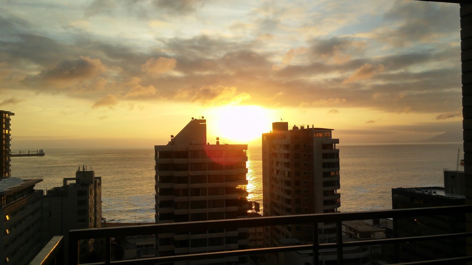 Atardecer sobre el Pacífico y los edificios del borde costero de Antofagasta