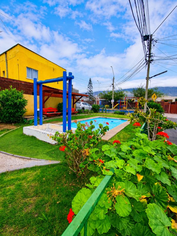 Jardín y piscina de una casa en condominio en Antofagasta gestionada por Schneider Propiedades